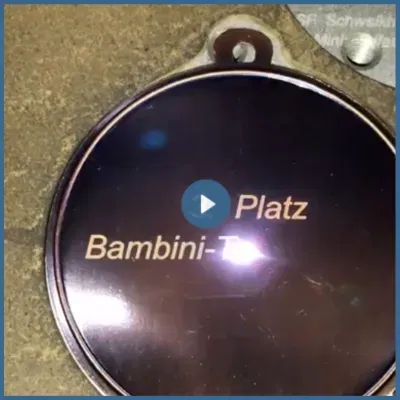 Medaillen mit einer Lasergravur oder Medaillenfolie beschriften